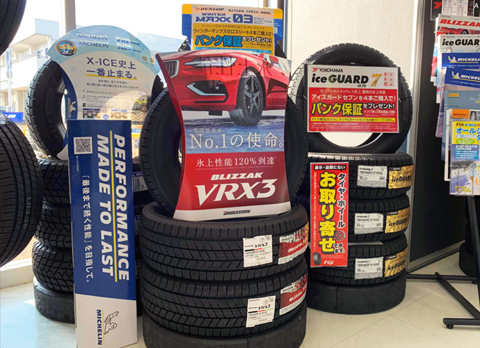 店内 スタッドレスタイヤ展示