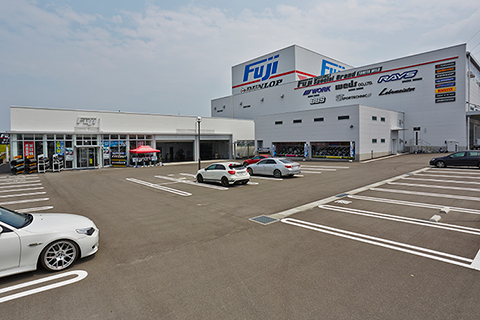 大型駐車場完備