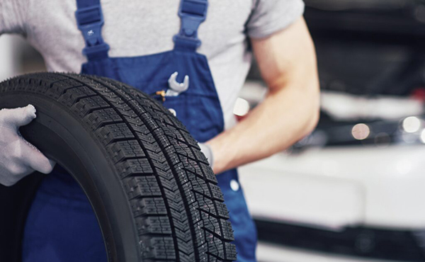 スタッドレスタイヤの寿命年数は？寿命の判断方法と正しい保管方法