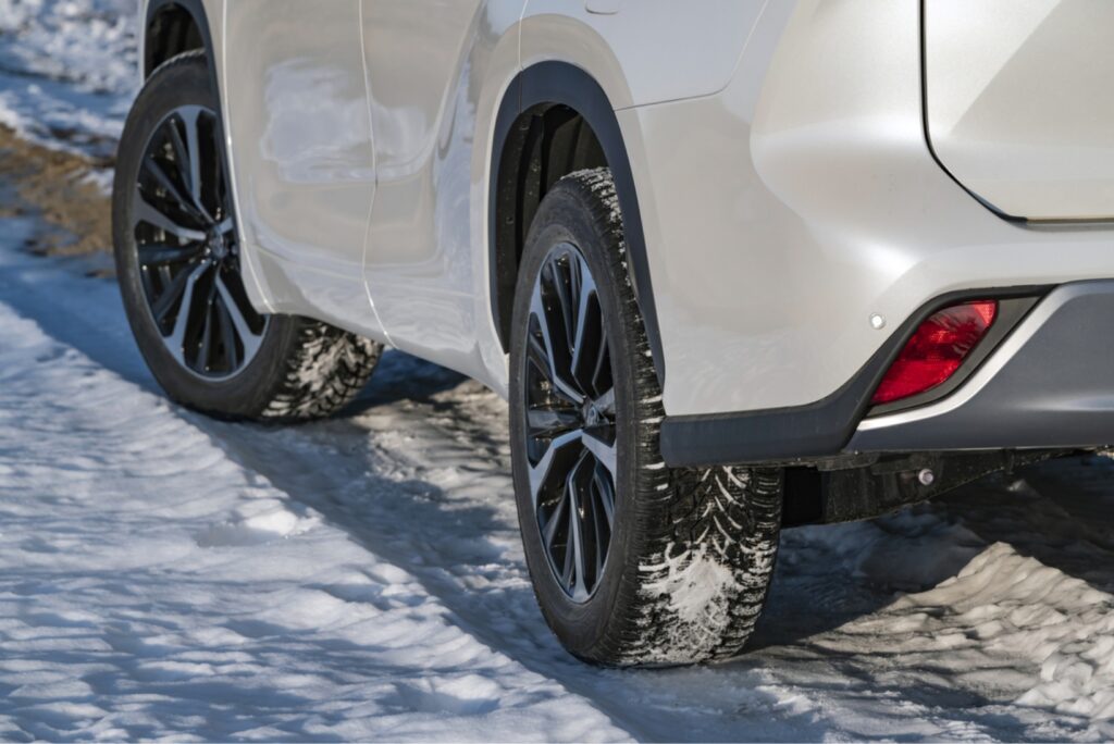 雪道を走る車とタイヤ