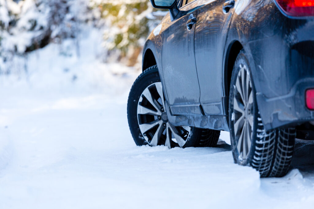 雪道を走る車とタイヤ