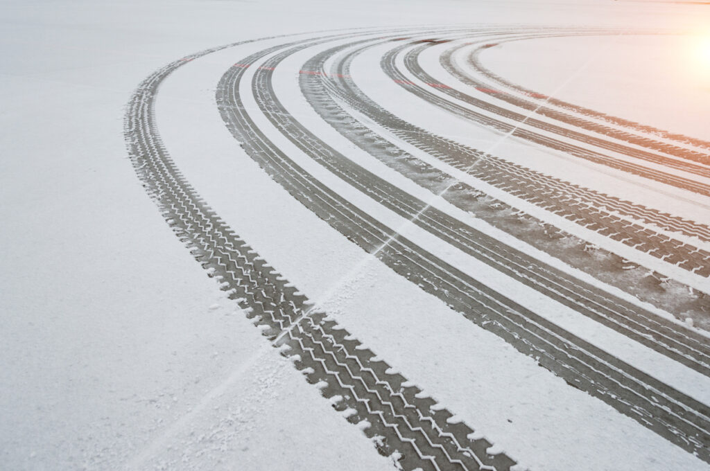 雪道とタイヤの跡