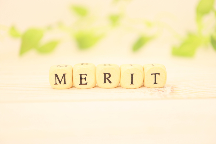 This is a cube of alphabet letters of "MERIT".