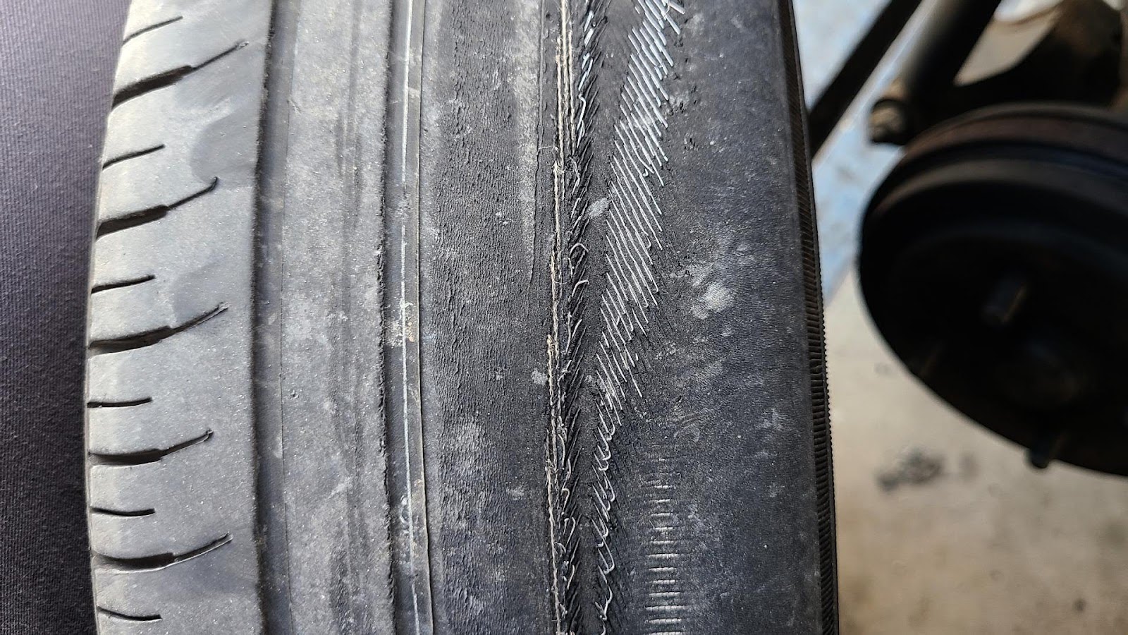 １９インチ9.5jオフ45メーカ不明写真で確認してフロントタイヤワイヤ出てる4本 タイヤからワイヤーが出ている！原因や応急処置・対処方法を解説 |