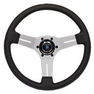 ナルディ ステアリング COMPETITION ブラックパンチングレザー/シルバースポーク（33φ） 70～80年代、クラシックと人気を二分したコンペティションをベースに、グリップをパンチングレザーに、ステッチをグレーのクロスステッチへとモディファイした『NEW・コンペティション』  NARDI
