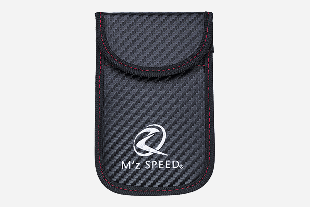 MZ SPEED エムズスピード リレーアタックガードポーチII カーボンファイバー柄 リレーアタック対応のスマートキー専用ポーチ。スマートキーをポーチ内に入れると発信している電波を遮断し、電波ジャックされません。 寸法：12.5cm×８ｃｍ 素材：PU　カーボンファイバー柄 MzSPEEDロゴ入り 付属：キーリング付き MZ SPEED