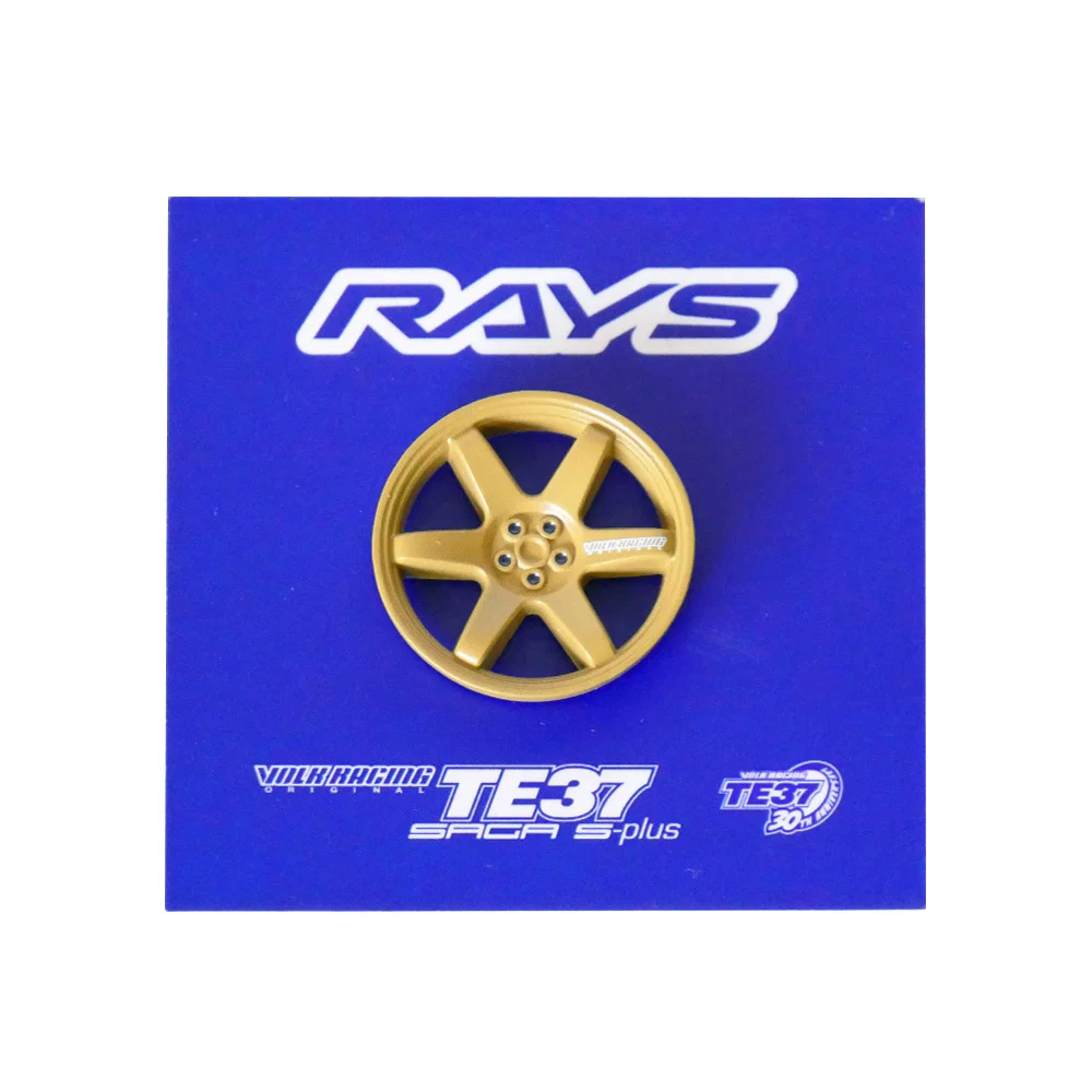 TE37 30TH RAYS x LEEN CUSTOMSコラボ ピンバッジ TE37SAGA TE37SAGA S+ 本体サイズ: 約30mm × 30mm 製法：ソフトエナメル  金属仕上げ：ブラックダイメタル ダブルブラックラバーピンクラッチ RAYS