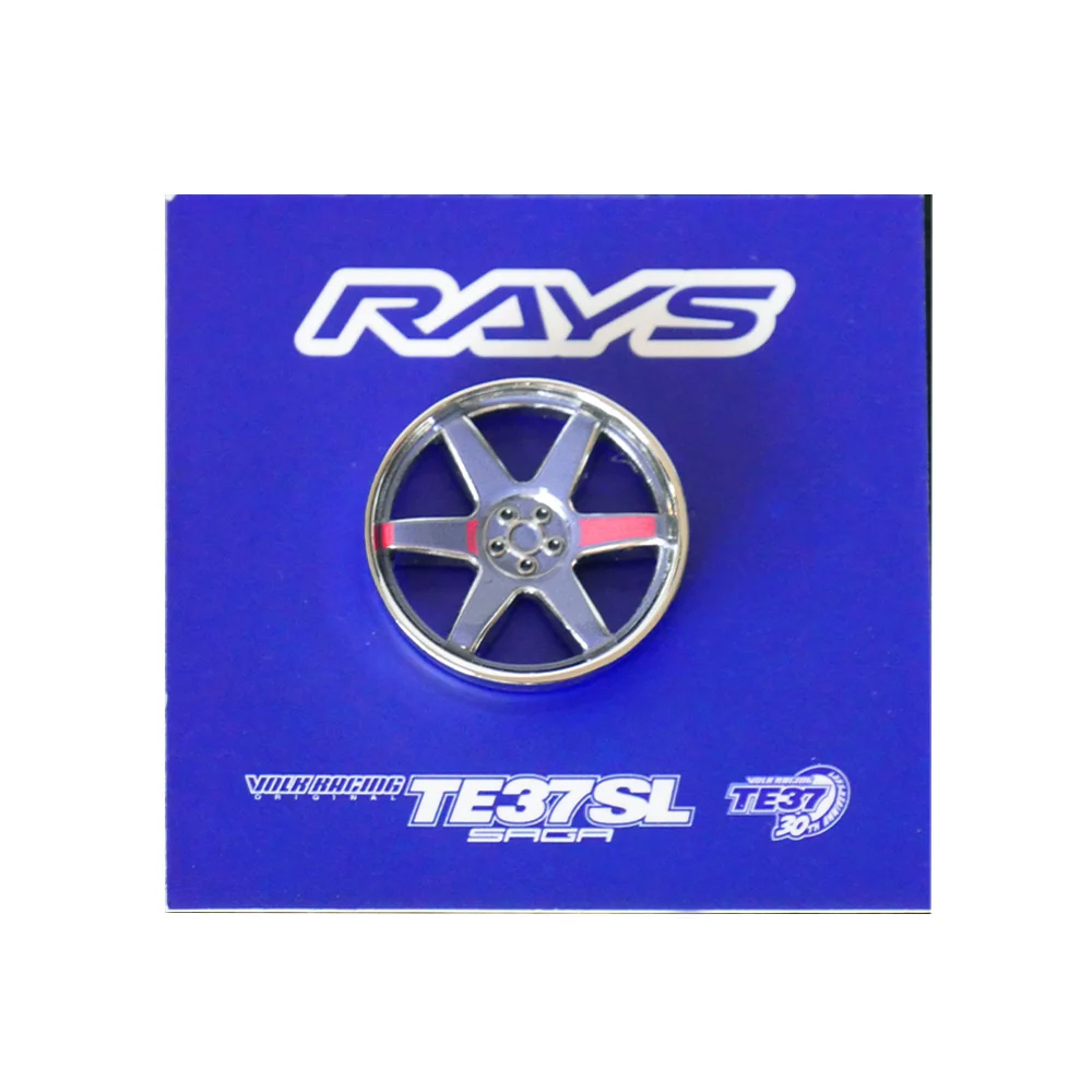TE37 30TH RAYS x LEEN CUSTOMSコラボ ピンバッジ TE37SL TE37SAGA S+ 本体サイズ: 約30mm × 30mm 製法：ソフトエナメル  金属仕上げ：ブラックダイメタル ダブルブラックラバーピンクラッチ RAYS