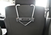 タニグチ JB64/JB74用 ヘッドレストホルダー 運転席側 助手席を倒してフラットにする際に取り外した助手席ヘッドレストを運転席背裏に収める為のホルダー。取付はヘッドレストガイド部に引っかけるだけ。スチール製クロームメッキ仕上げ。ステンレスロゴプレート付。 適合：JB64･74用 TANIGUCHI 
