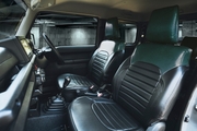 アーバングレイス シートカバー ジムニー JB64 グリーン＆ブラック 全席セット メーカー名：BEYOND JAPAN 対応車種：ジムニー JB64W/ジムニーシエラ JB74W  グレードXC/XL/JC/JL 素材 　ブラック部分：PVCレザー製 　グリーン部分：PUレザー製 備考：グレードXG不可    BEYOND 