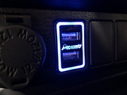 充電用USBポート 2口 ブルーLED アンバーLED 点灯 MCLIMBオリジナルの電装商品！  MCLIMB 