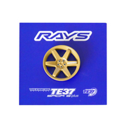 TE37 30TH RAYS x LEEN CUSTOMSコラボ ピンバッジ TE37SAGA TE37SAGA S+ 本体サイズ: 約30mm × 30mm 製法：ソフトエナメル  金属仕上げ：ブラックダイメタル ダブルブラックラバーピンクラッチ RAYS 