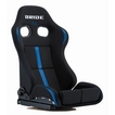 STRADIAIII REIMS FRP製シルバーシェル ロークッション ブラック＆ブルー リクライニングシート STRADIAIIIをベースに、 高級スウェード調生地をシート背面までフルカバーし、アクセントとなるカラーラインをバックレスト、ショルダー部、背面部、ステッチなどに あしらったスポーティかつスタイリッシュなデザインのリクライニングシートです。 専用設計の座部・腿部クッション。FHRシステムや6点式ハーネスに対応したベルトホール BRIDE