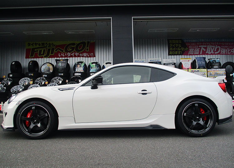 SUBARU BRZ GT500カーボンシャーシ & YOKOMOホイール SUBARU BRZ GT500カーボンシャーシ & YOKOMOホイール