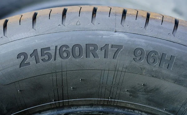 タイヤの速度記号とは?意味・選び方とリスクを初心者向けに解説